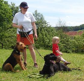Ruth mit Nachwuchs und 2 Hunden